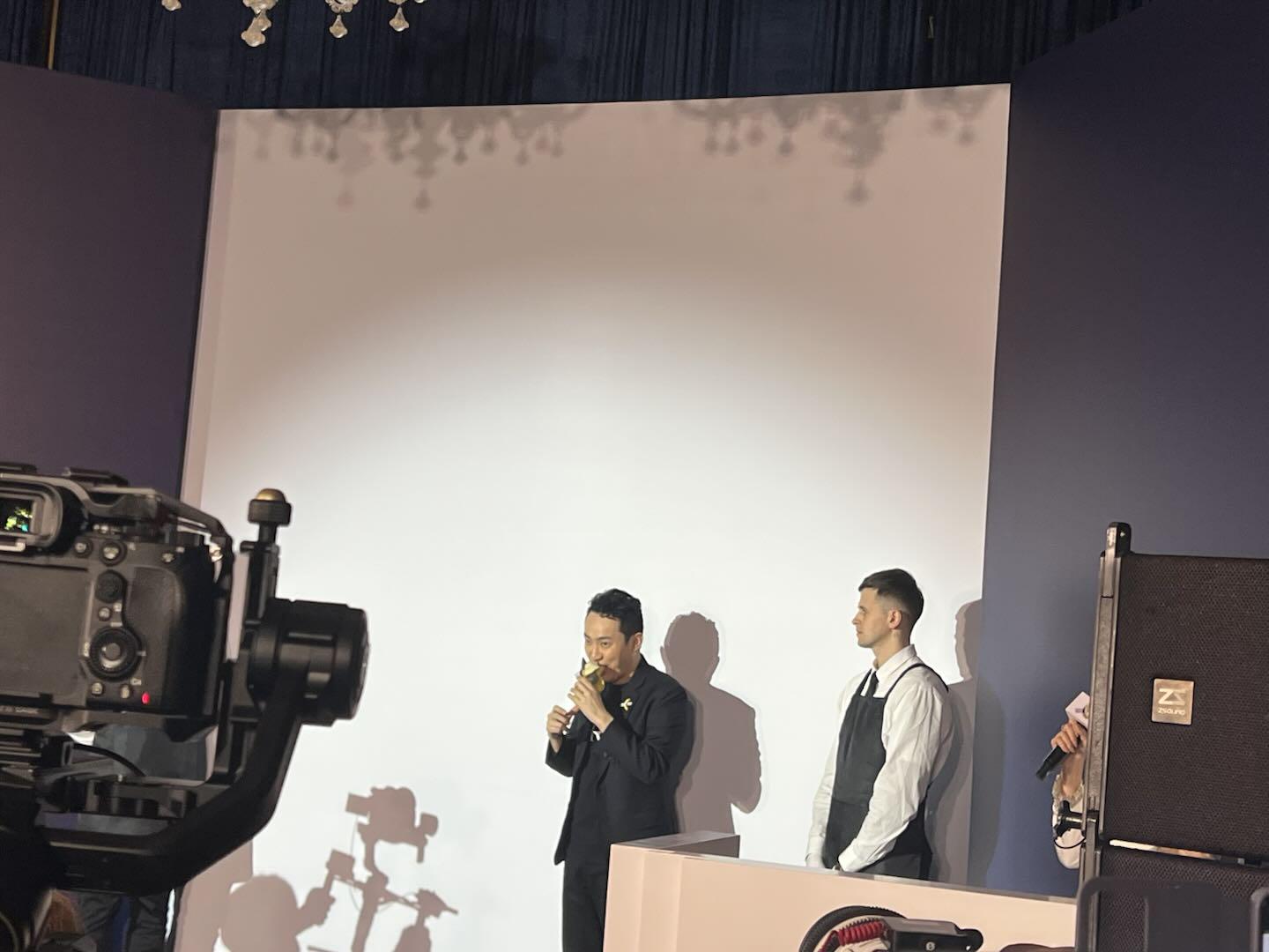 孙宇晨已于香港活动现场吃掉价值620万美元的香蕉艺术品-第1张图片-币安app下载